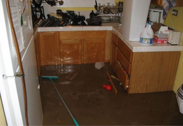 Холодильник после затопления. Затопило кухню. Потоп на кухне в квартире. Затопленная кухня. Соседи затопили кухню.